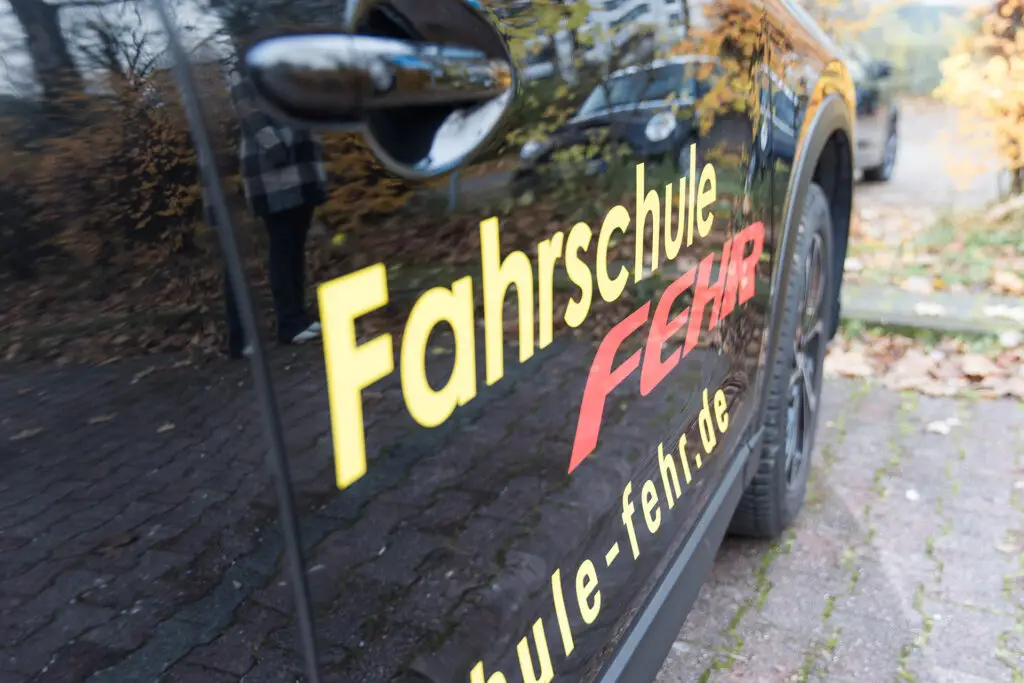 Beifahrertür eines Autos der Fahrschule Fehr