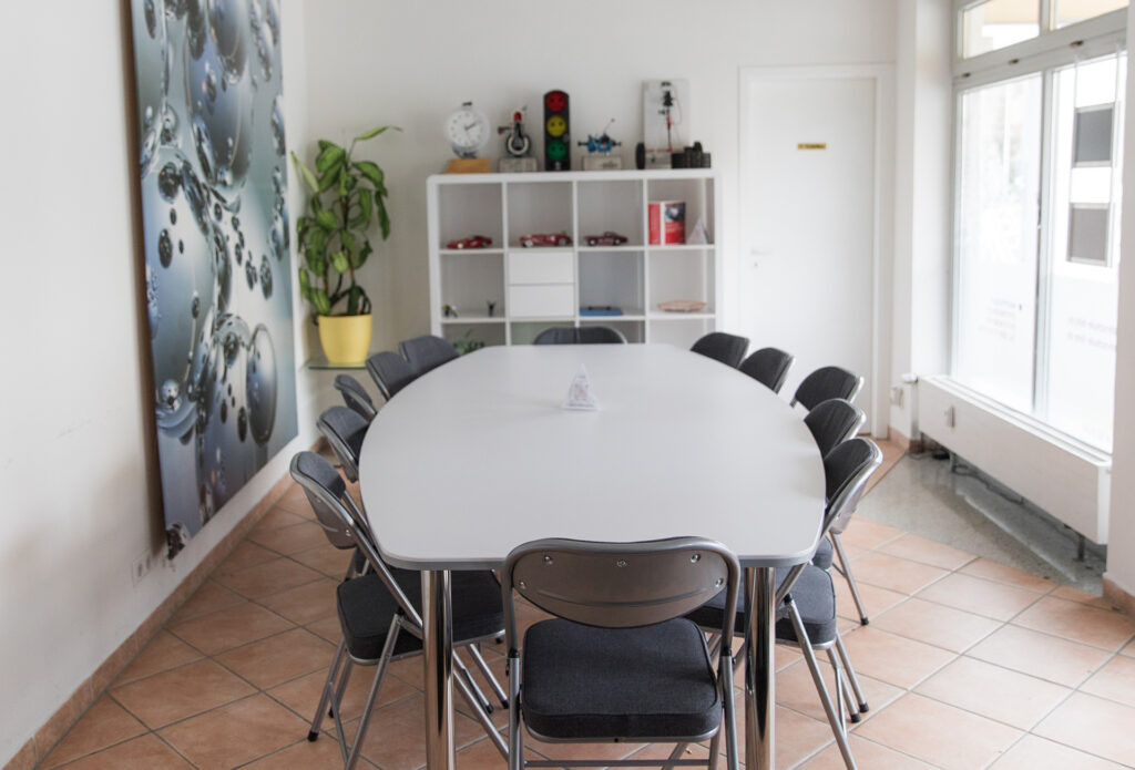 Besprechungsraum der Fahrschule Fehr mit gro&szlig;em Tisch