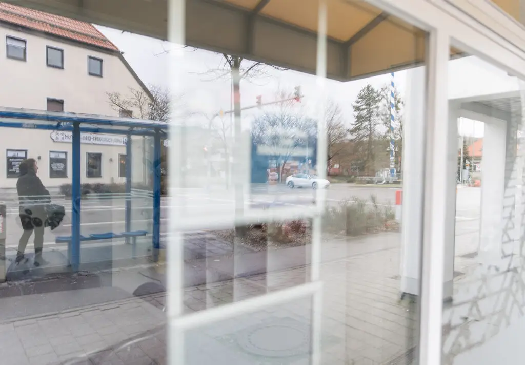 Eingangsbereich der Fahrschule Fehr mit Schaufenster