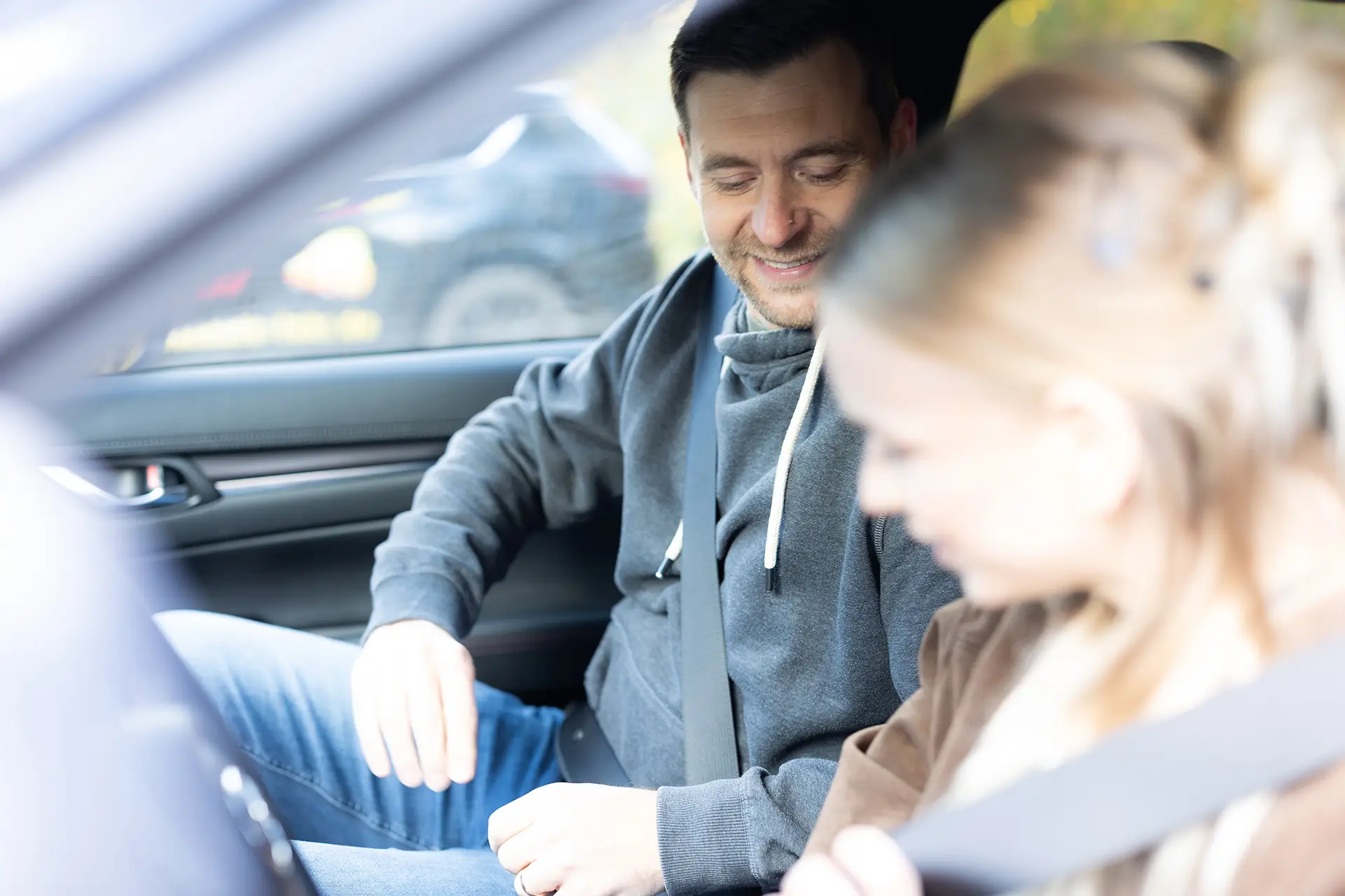 Fahrlehrer und Fahrschülerin bei Fehr