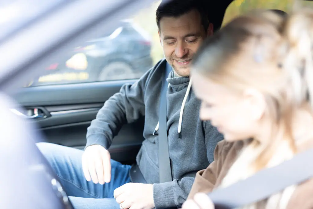 Fahrlehrer und Fahrsch&uuml;ler bei der Fahrstunde