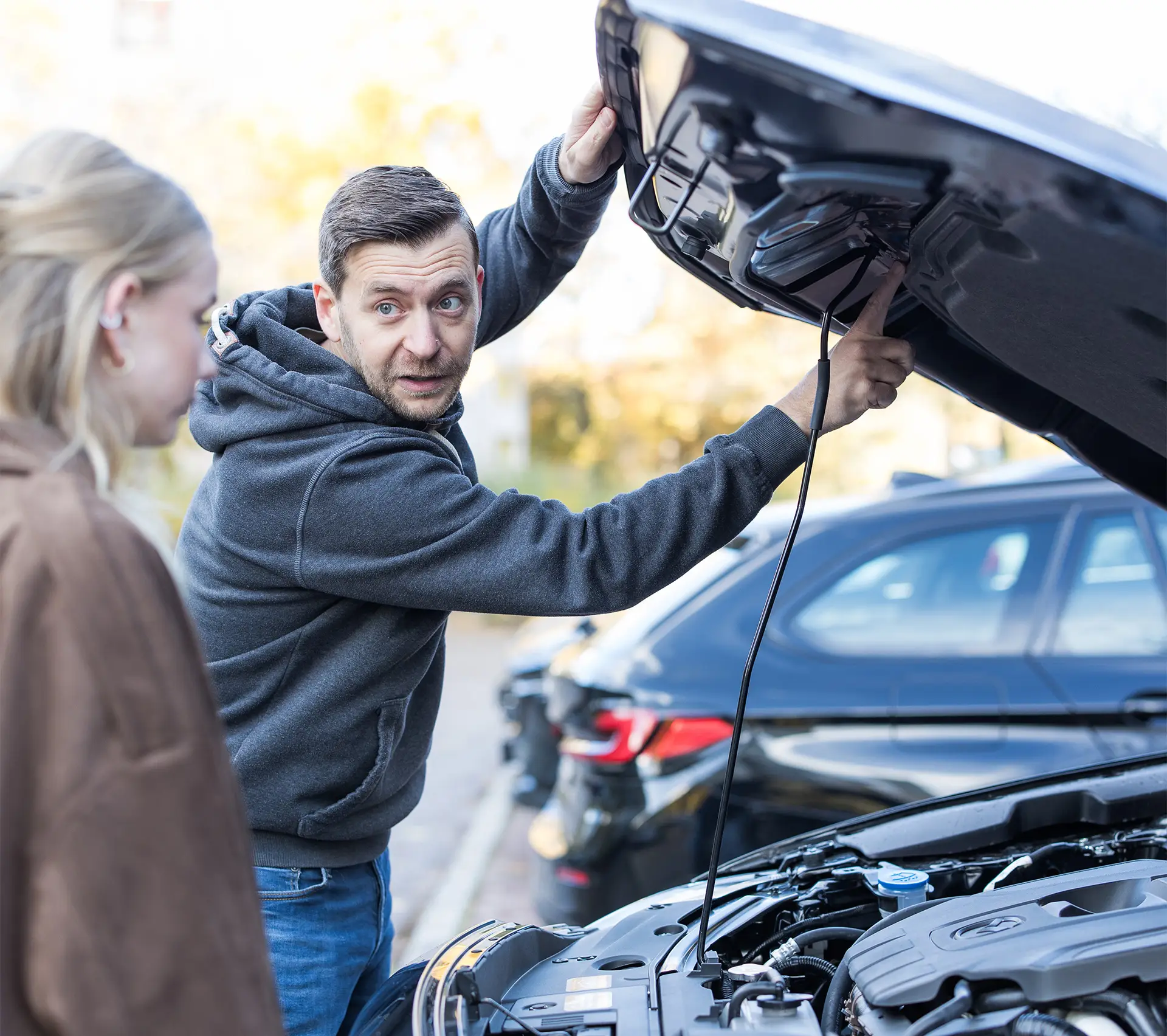 Fahrlehrer erkl&auml;rt Fahrsch&uuml;ler den Motorraum vom Fahrschulauto Fahrschule Fehr
