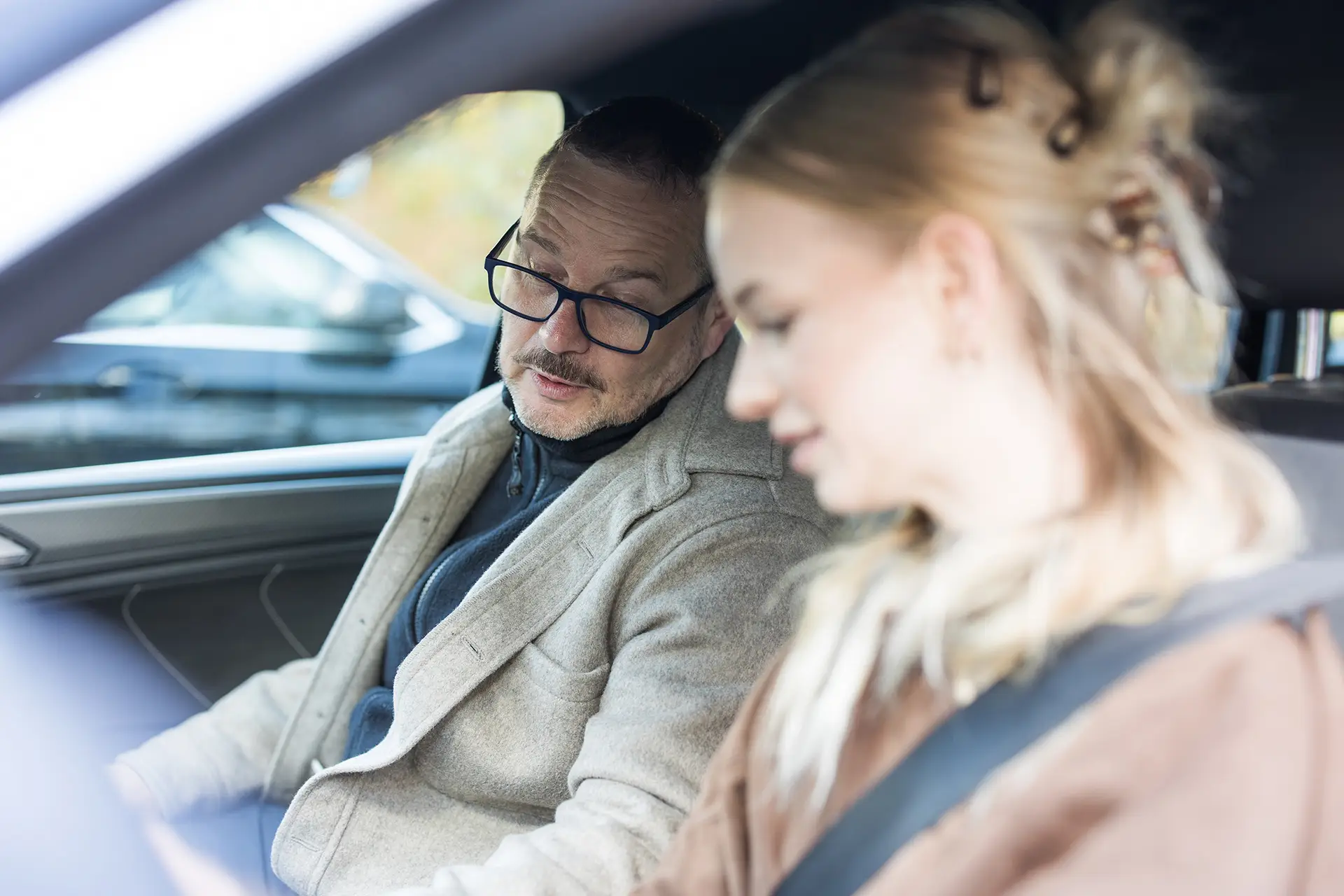 Erste Fahrstunde Autof&uuml;hrerschein Fahrlehrer erkl&auml;rt Technik Fahrschule Fehr